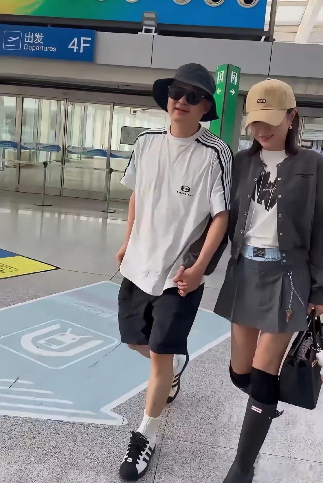 包贝尔出轨风波后首现身，包文婧把他的手牵得更紧了，生怕他被别人抢走了。​