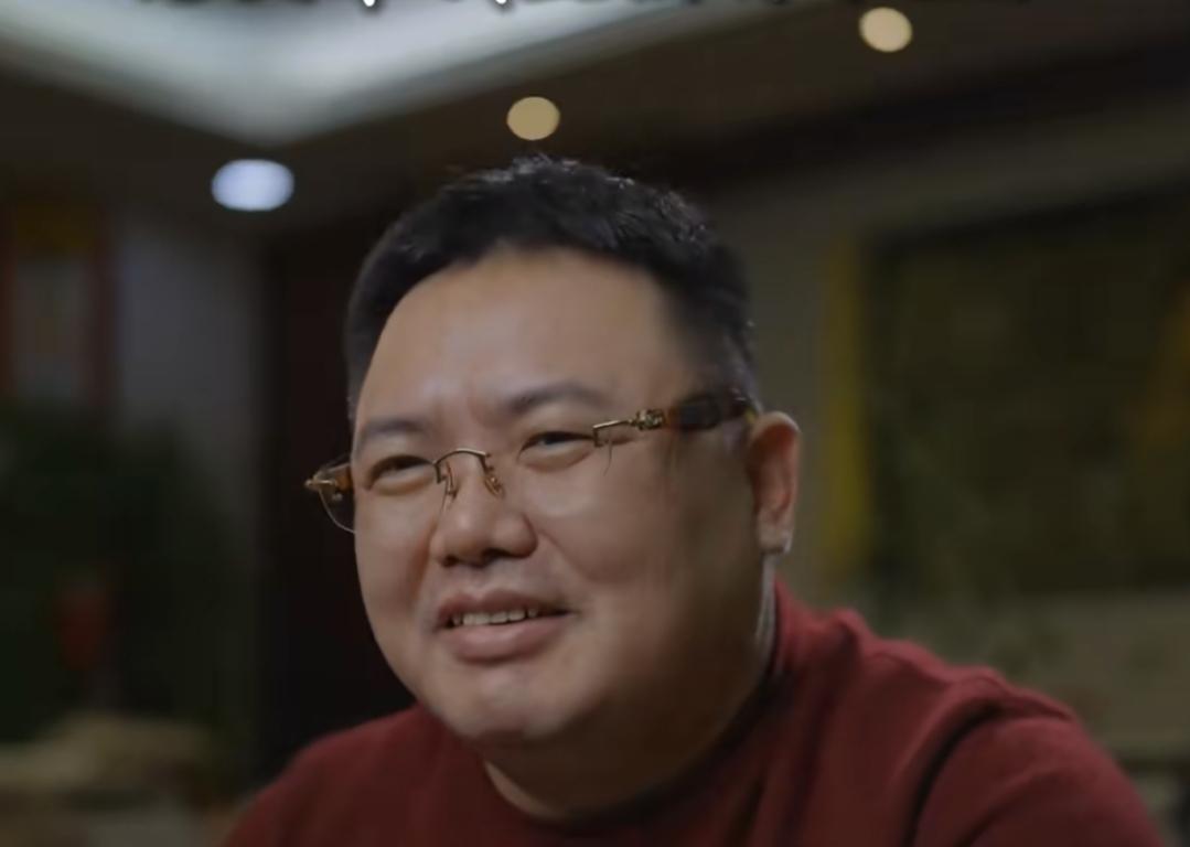 2014年，白伟民生意破产负债3.7亿，他对司机说:“我现在用不起司机，你不用给