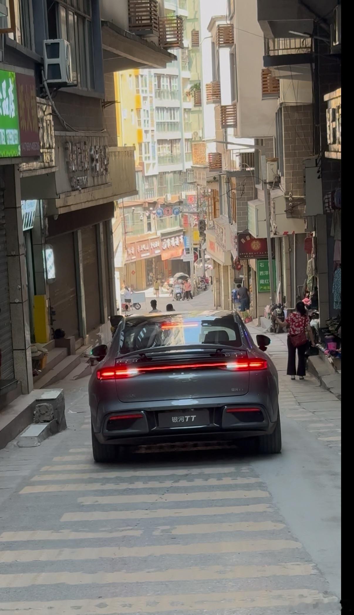 笑死了，吉利搞了一个话题：一线城市到底有多一线一开始以为是锐评各一线城市夯拉。