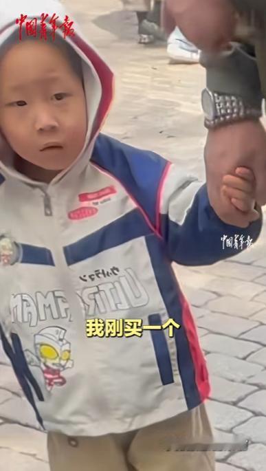 “笑到肚疼！”5月7日，黑龙江哈尔滨，一位妈妈带着三岁儿子逛中央大街，孩子突然在
