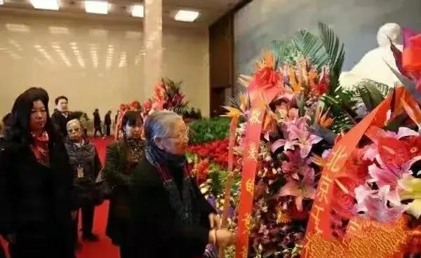 这是刘思齐和后代纪念毛主席的10张照片，再婚的她有情有义。1950年，毛岸英