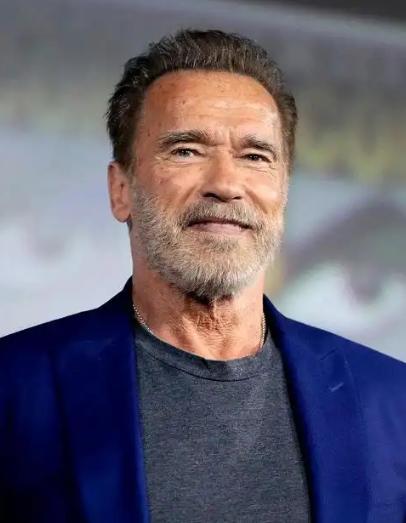 1996年的一天，施瓦辛格在家中休息无事，恰巧看到35岁的200斤女佣正打扫