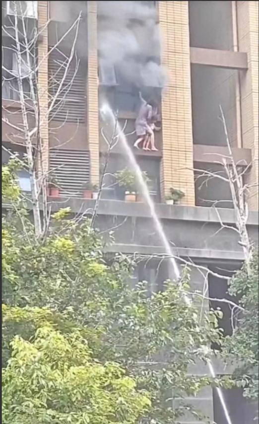 为什么先救火而不是先救人？对于网友的质疑，连云港消防救援支队的负责人向外界做出解