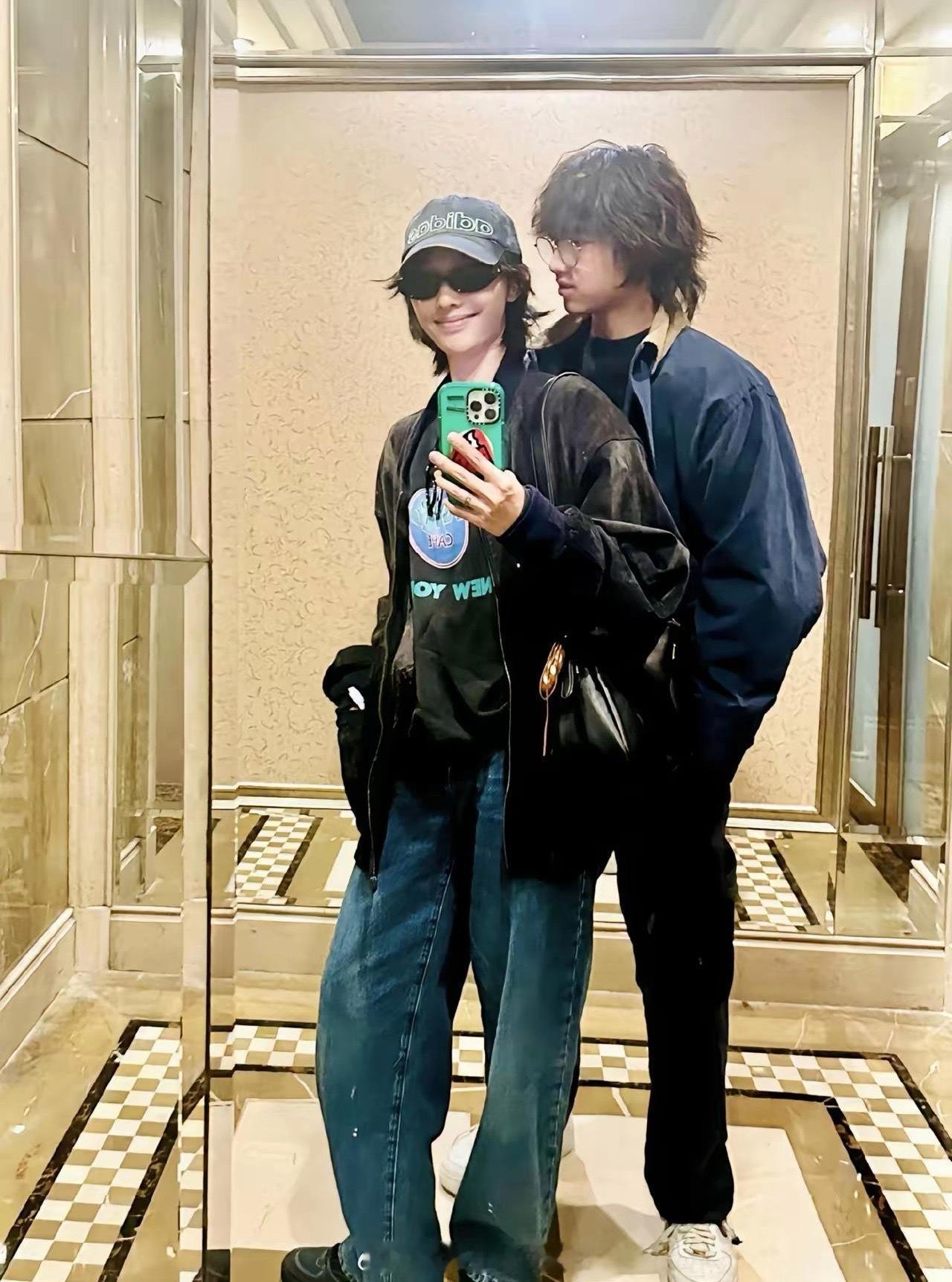 白百何首次晒出大儿子正面照，这是她和前夫生的儿子，名字叫元宝小伙子笑起来和妈妈一