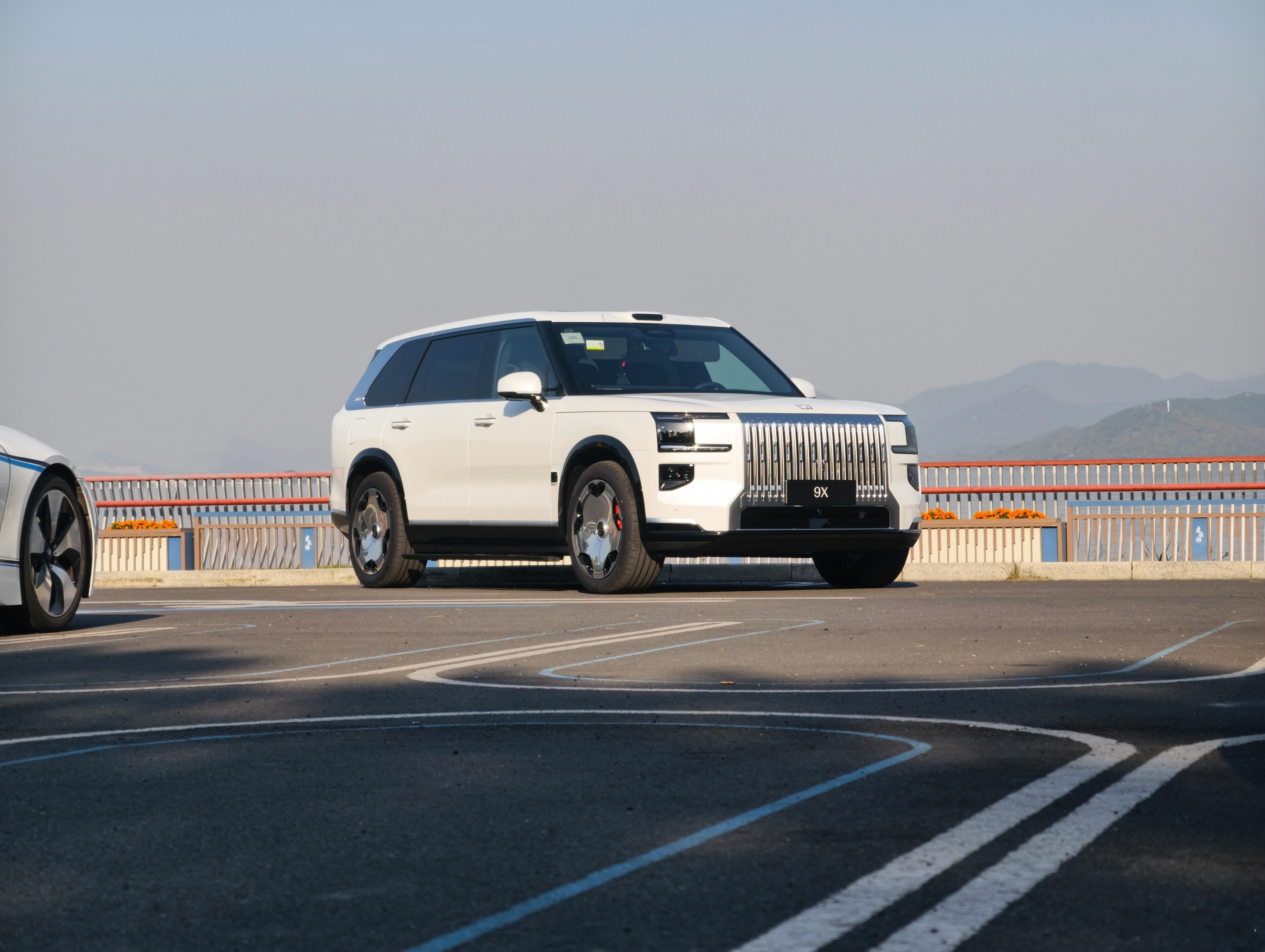 据说极氪9X准车主70%都选择了hyper版。车子我们刚试完，只能说你们真有眼光