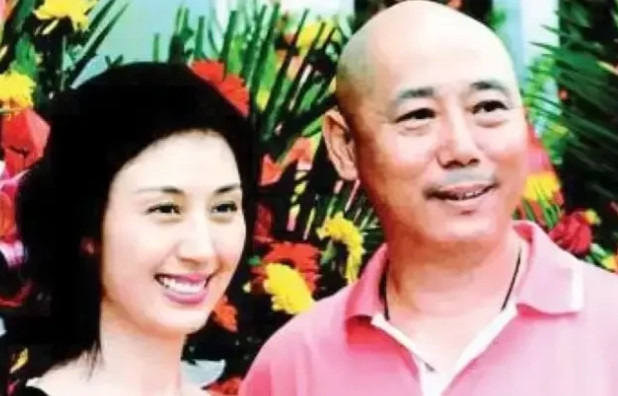 2002年，李成儒娶了小18岁的“京剧名伶”史依弘，婚礼上，前妻的儿子却对她说: