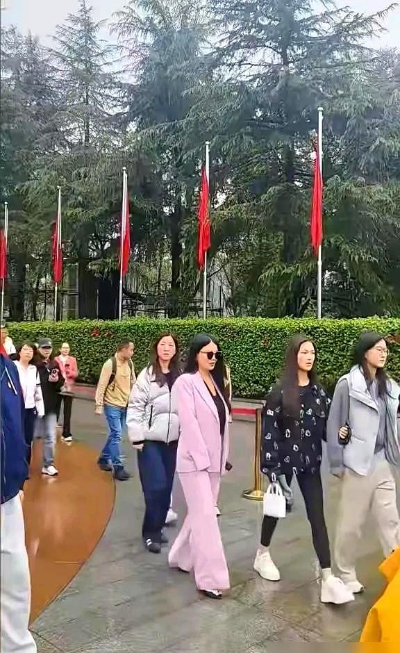 李湘真是个狠人！两个月不见，直接瘦了20斤。最近她带王诗龄去韶山献花，被路人