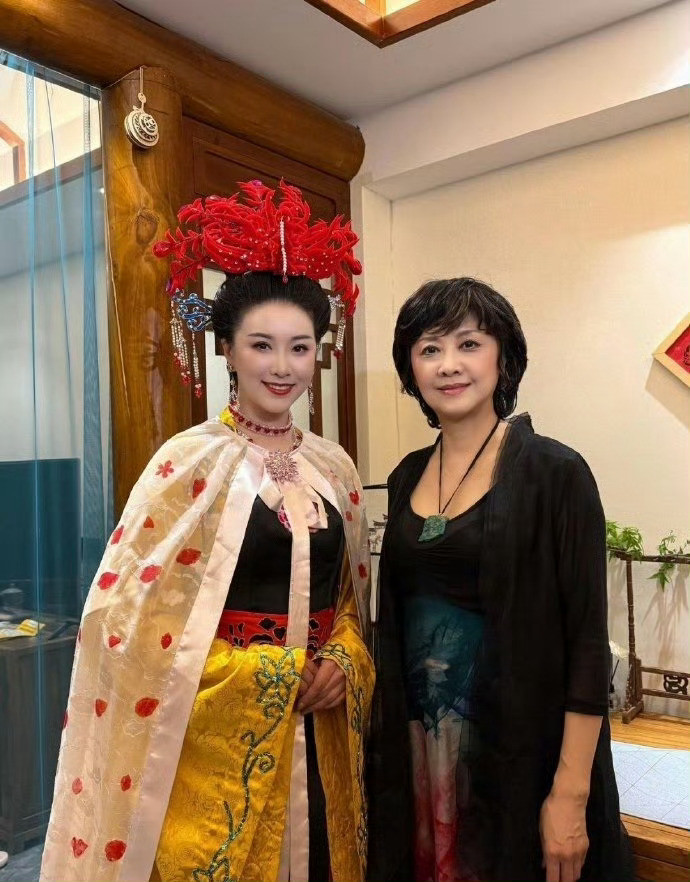 73岁朱琳依然是那个最美的女儿国国王，岁月从不败美人！