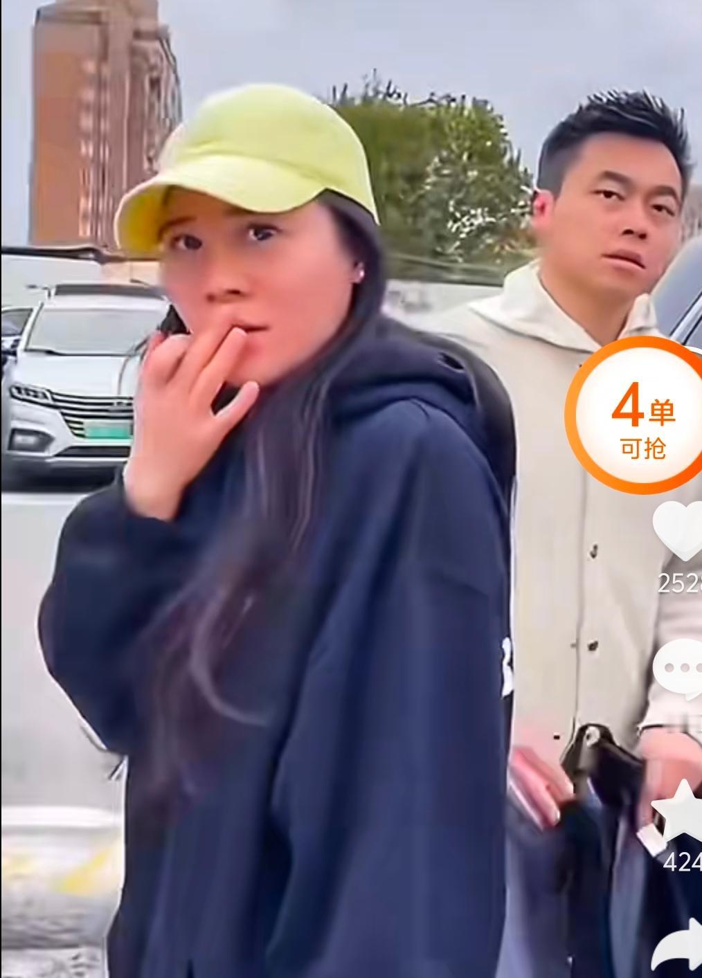 谁也没能想到，女的是乘务长！男的是律师！不觉得太讽刺了嘛。原配死死盯着