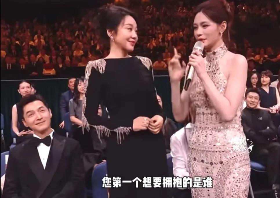 金鹰奖群访上闫妮被问“获奖第一个拥抱谁”，她眼睛一眨，先看胡歌，再扭头瞅杨紫，两