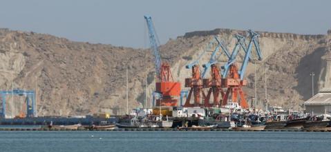 巴基斯坦以为捏住了中国的“七寸”，其实是在玩火自焚！很多人以为中国为了瓜达尔港只