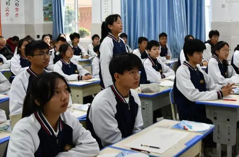初中生，是怎么掉队的？第一个原因，盲目提前学！现在的环境非常卷，提前学早
