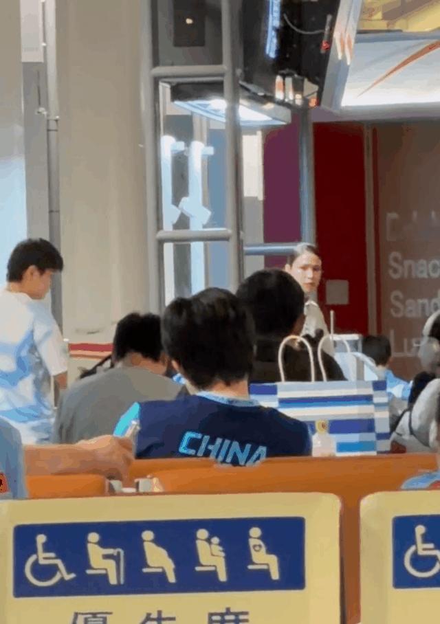 今天的名古屋回国机场，我们不难看到莎莎会时不时的看一眼大头，很关注大头的情绪。