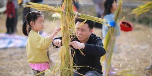 江苏女子杨慧家中发现大蛇，并几次三番带来蛇家人，经大师算为婚配，最终消防员介入妥