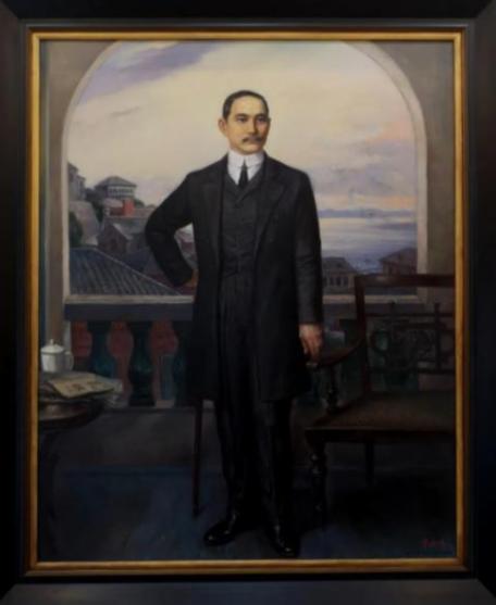 1912年孙中山就任民国临时大总统后，素来不喜华贵官服，日常常穿朴素布衣在南