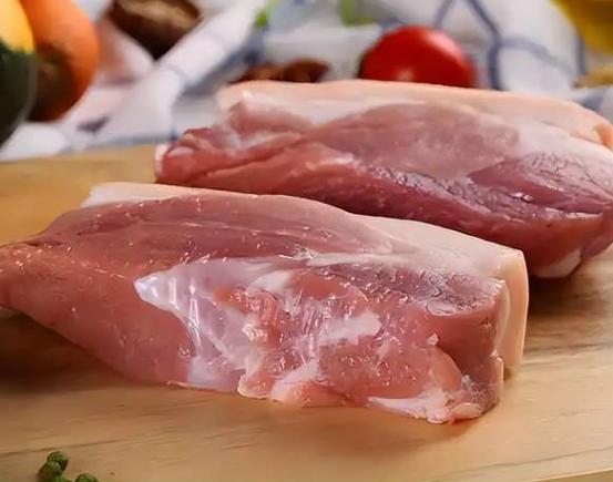 现在市面上的猪肉便宜得离谱，甚至快赶上姜蒜的价格，可谁能想到，养一头猪不仅不赚钱