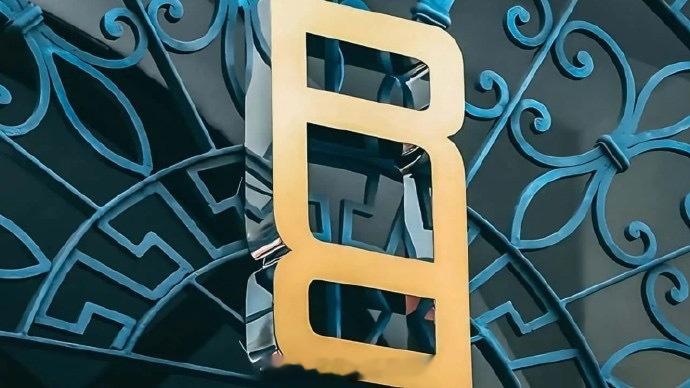 RR全新logo。不是劳劳，是揽胜。尊吗？感觉是在走时尚奢侈品路线。揽胜​​​