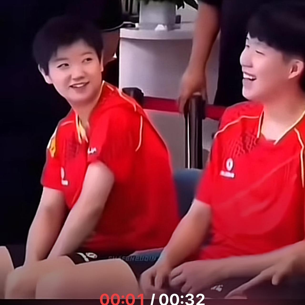 莎：头哥。大头：嗯，莎莎有事？莎：是的，我忽然想起了一件事。大头：说来听