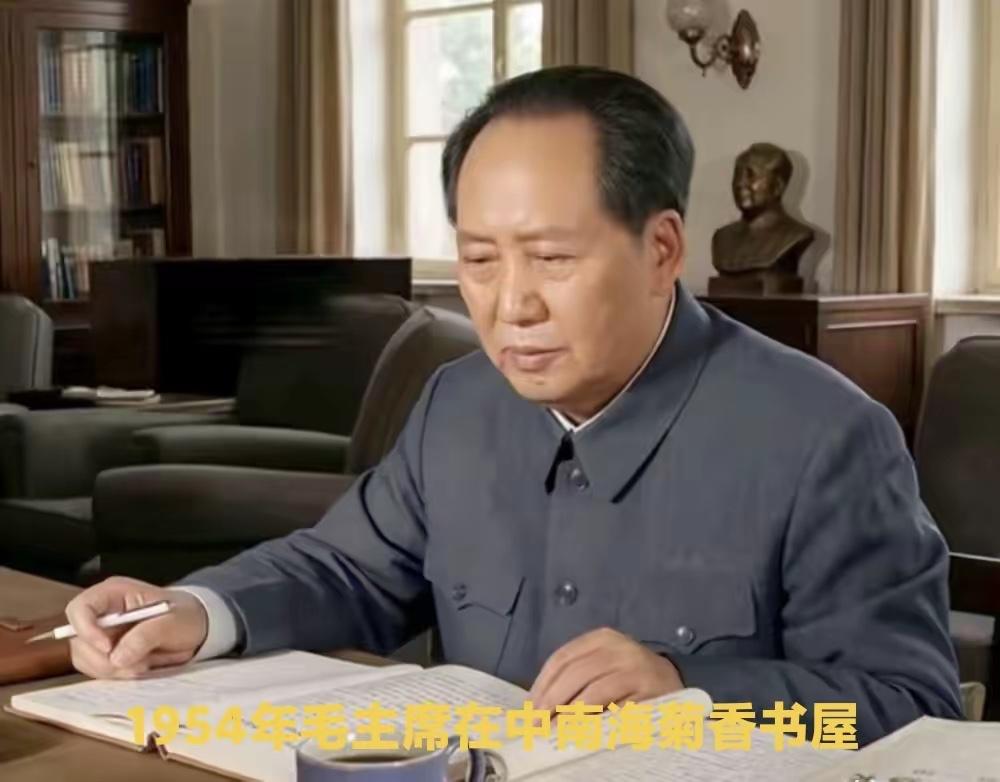 毛泽东新中国缔造者，他英俊潇洒帅气，中华人民共和国领导人，也是诗人、书法家。