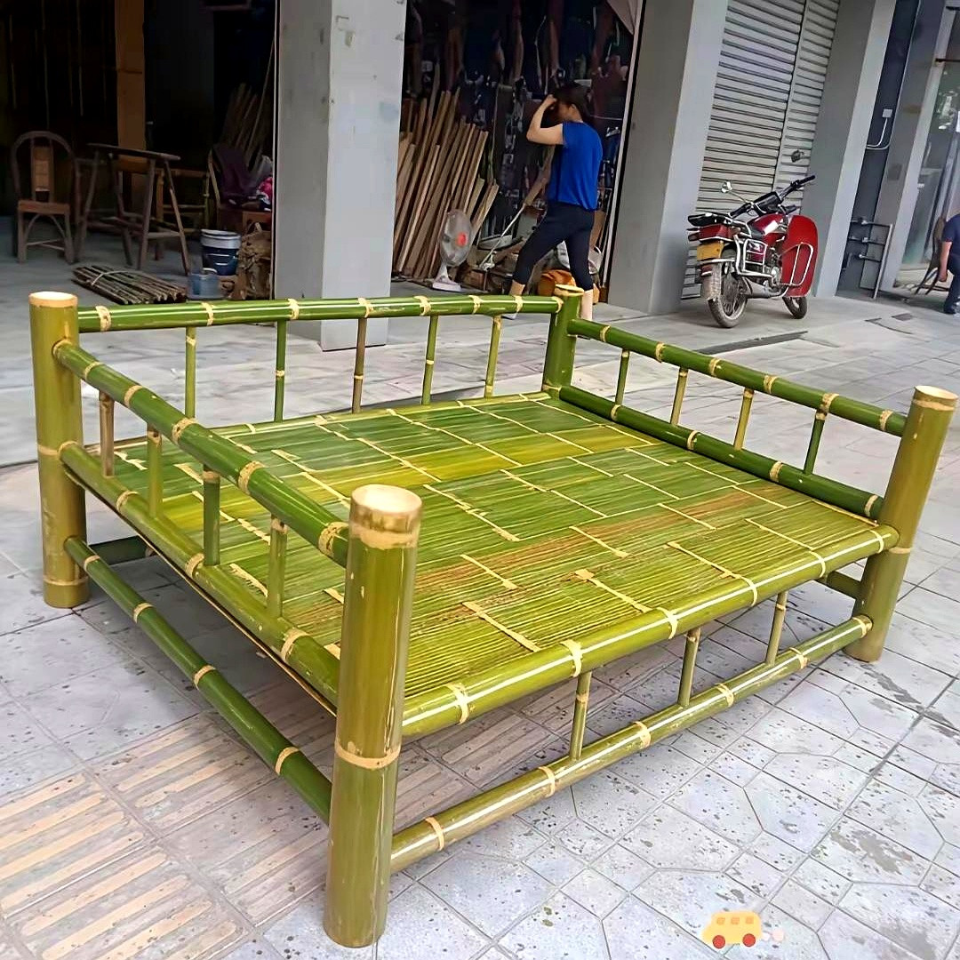 老爷子一番好心办了坏事。本来想让孙子睡得舒服，结果搞了个“刑具”回来。这张竹木床