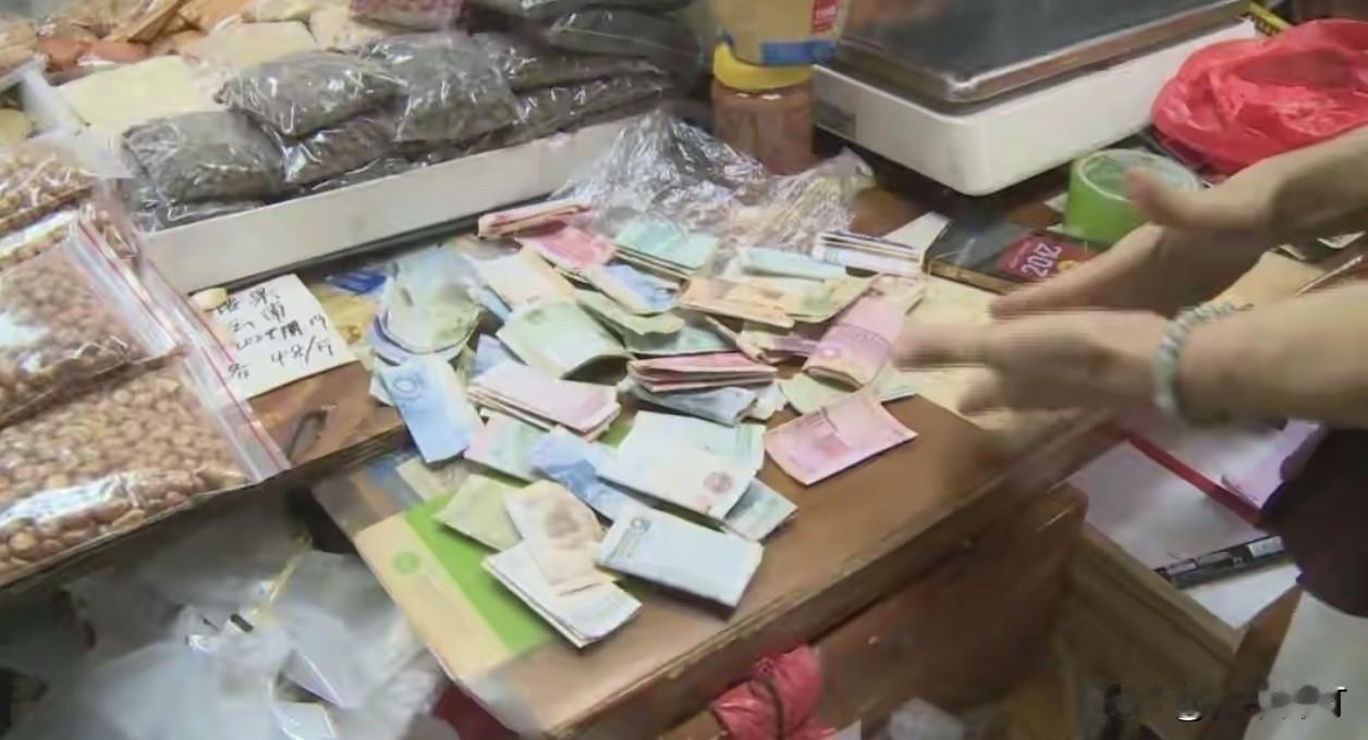 陌生男子连续三年往店里扔钱，老板娘的反应出人意料！广东梅州一家调料店，三年来