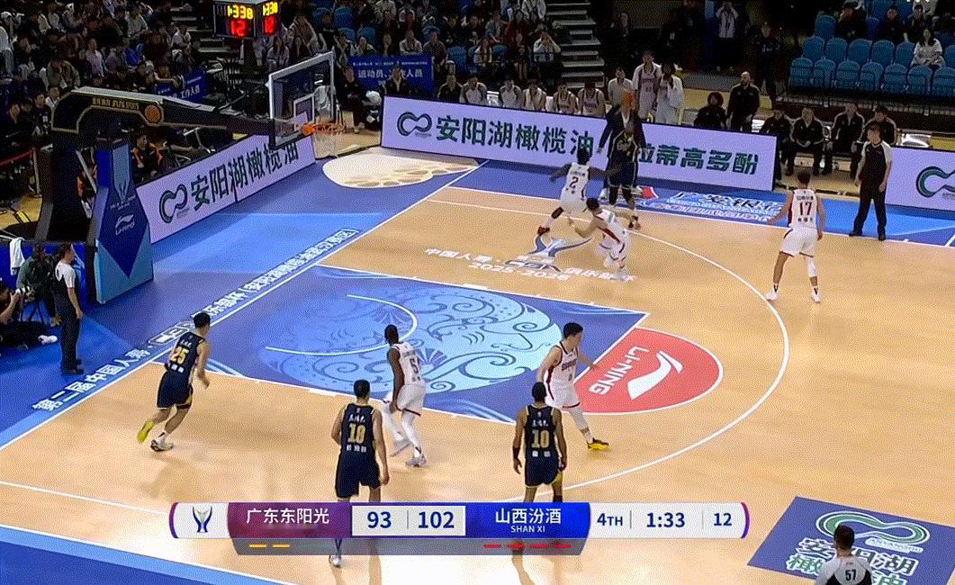 广东93-106不敌山西，辽宁籍球员张皓嘉的表现直接把杜锋气疯了，只见他接萨林杰