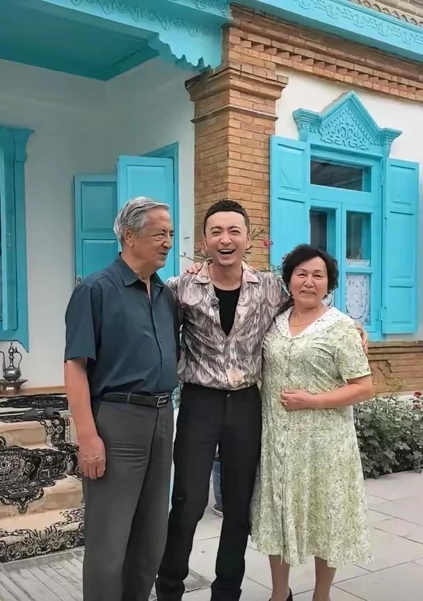 央视主持人尼格买提回新疆和父母团聚，小尼的长相偏向汉族的特征，但他的父母一看就是