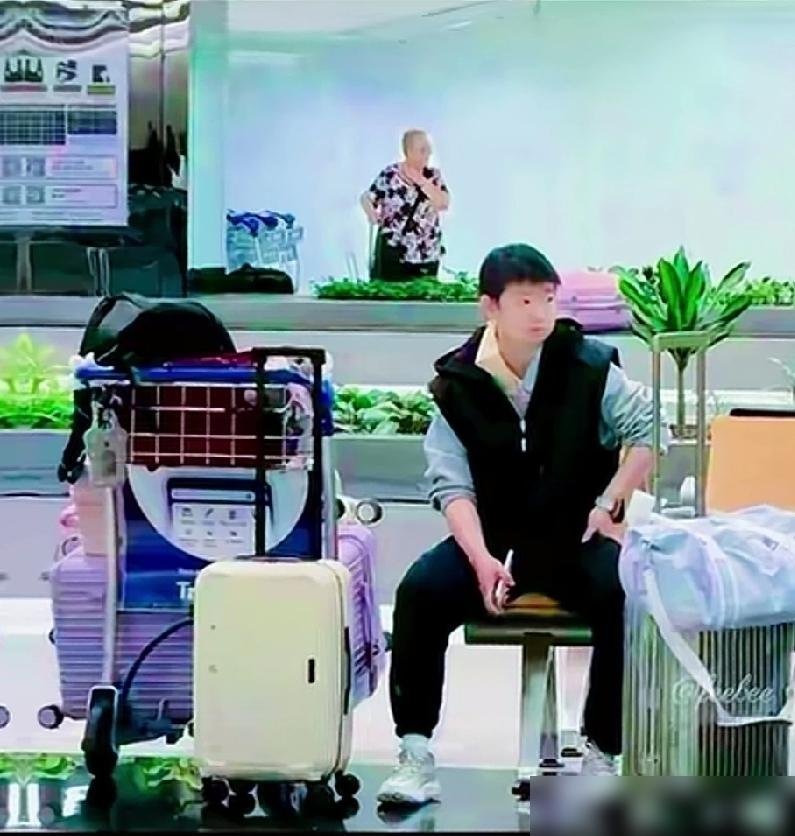 国乒孙颖莎，一个人守着一堆行李，就被说不合群。一张她等队友的照片，安安静静坐