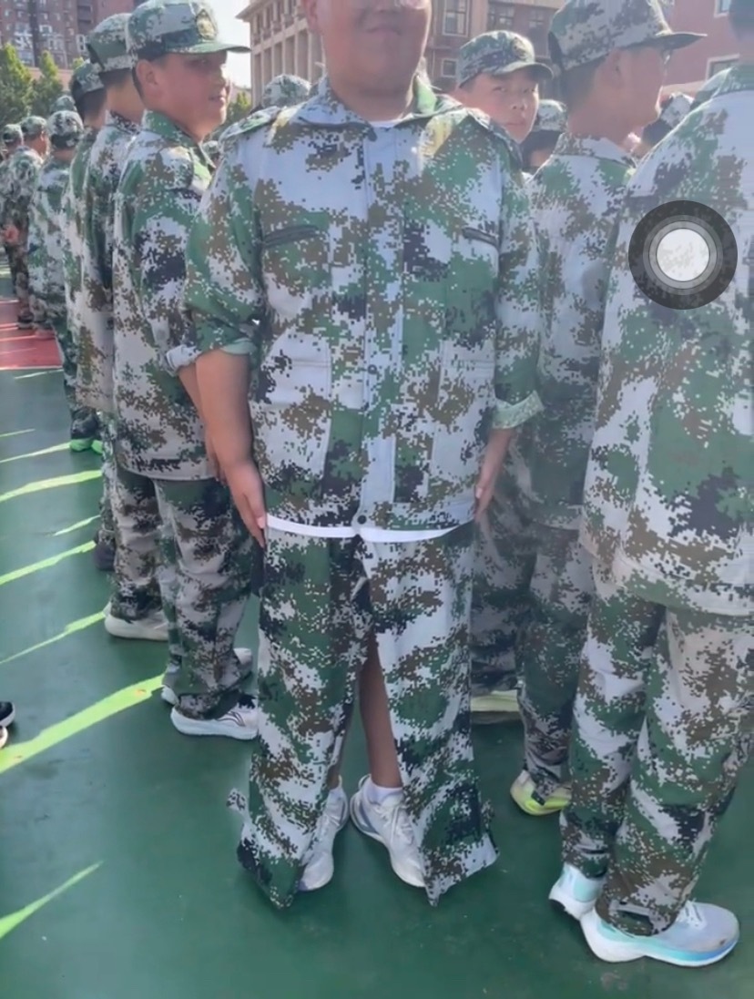 巴黎世家：灵感这不就来了，前面基础后面就不基础，这小子挺聪明弄成旗袍凉快。​​