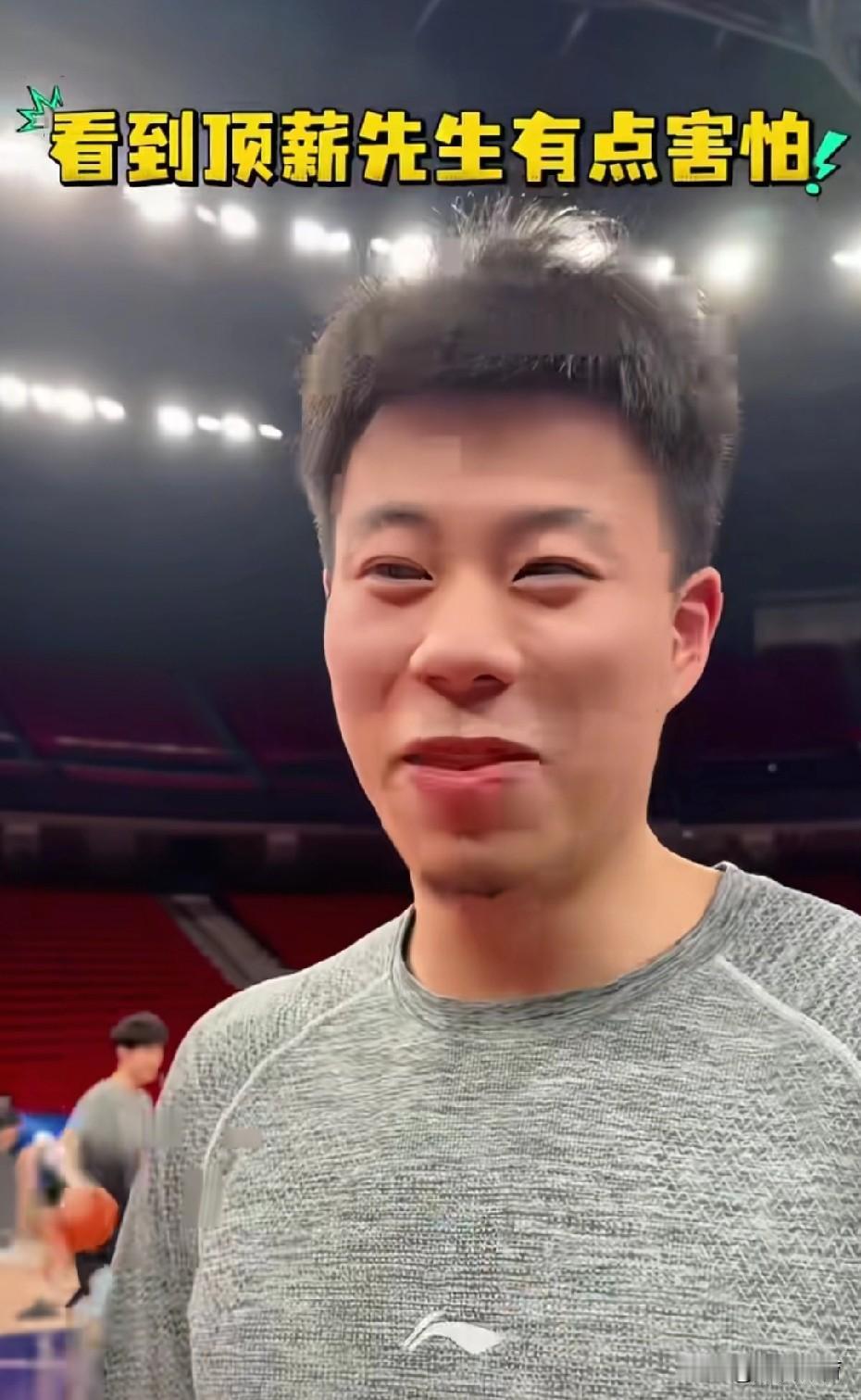 恕我直言！张镇麟看似一句玩笑话，实则暗藏顶级嘲讽。就在今天上海男篮主场迎战辽