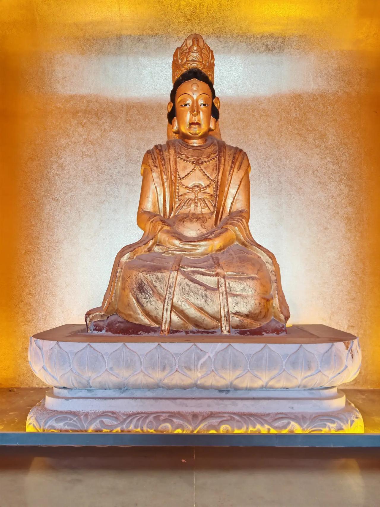 龙门石窟的大佛是当时按照武则天的样子雕刻的，图一据说是武则天真容，图三为AI修复