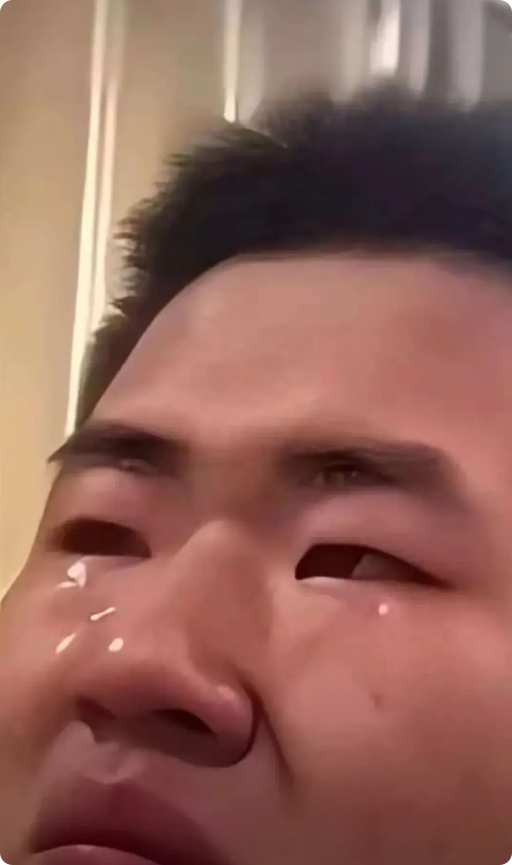 看哭了，男孩上课突然哭了起来，老师过来问其男孩，为吗上着课哭，男孩说：爸妈吵架了