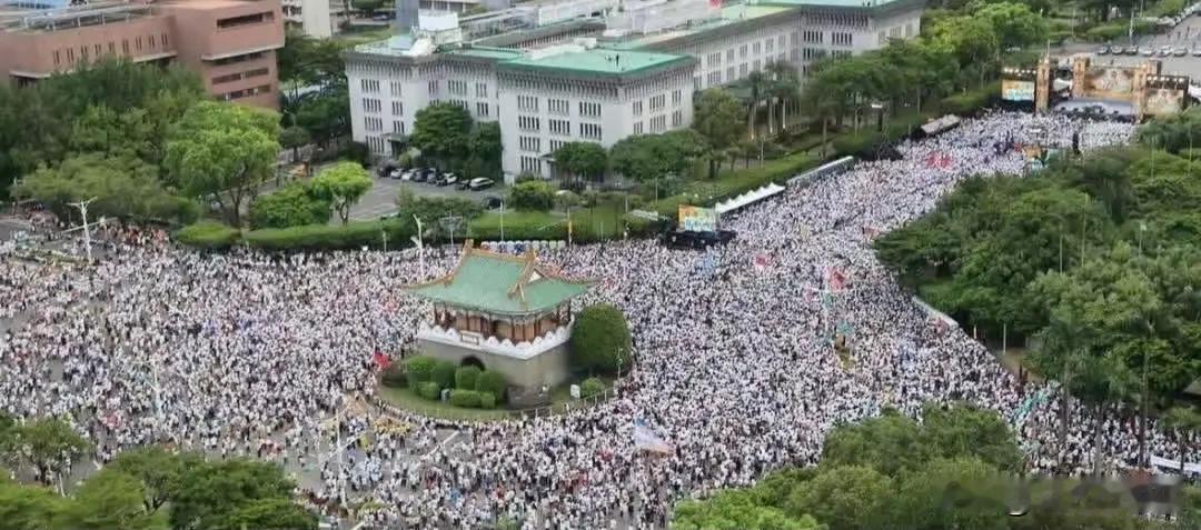 昨晚上凯道活动究竟来了多少人？国民党号称来了20万人，但民进党却说人数不会超过5