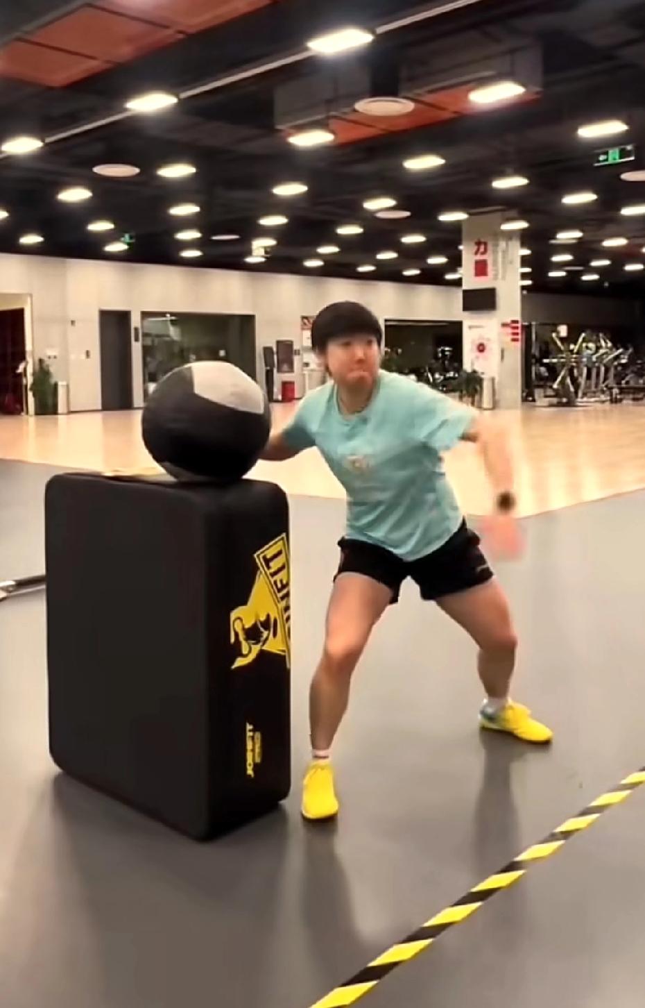 能量不足就去看孙颖莎！莎莎真的很拼，也一改常态，不仅体能翔哥发了训练视频，莎莎自