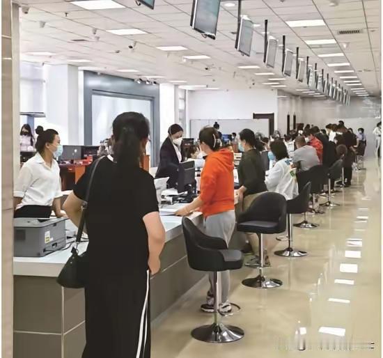 有人给基层干部造了新词，那就是“冰箱式干部”。什么是冰箱式干部呢？就是不发热。