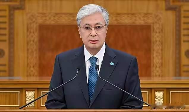 托卡耶夫这手绝了！说好干一任就走，反手把规则改了重来哈萨克斯坦总统托卡耶夫，