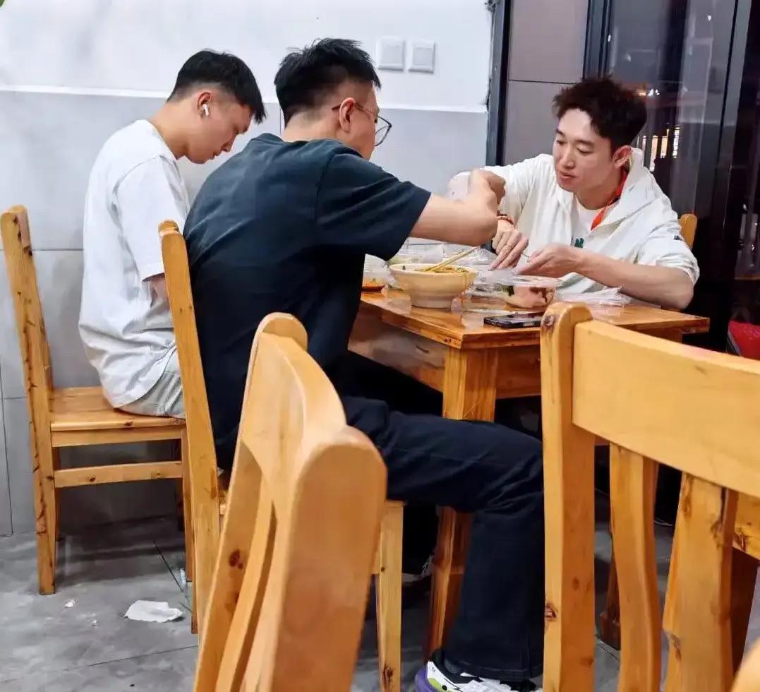 董宇辉带过来一个马骞，而马骞带过来一个导演团队。导演组的宣彤、星焱、慧丽，都是