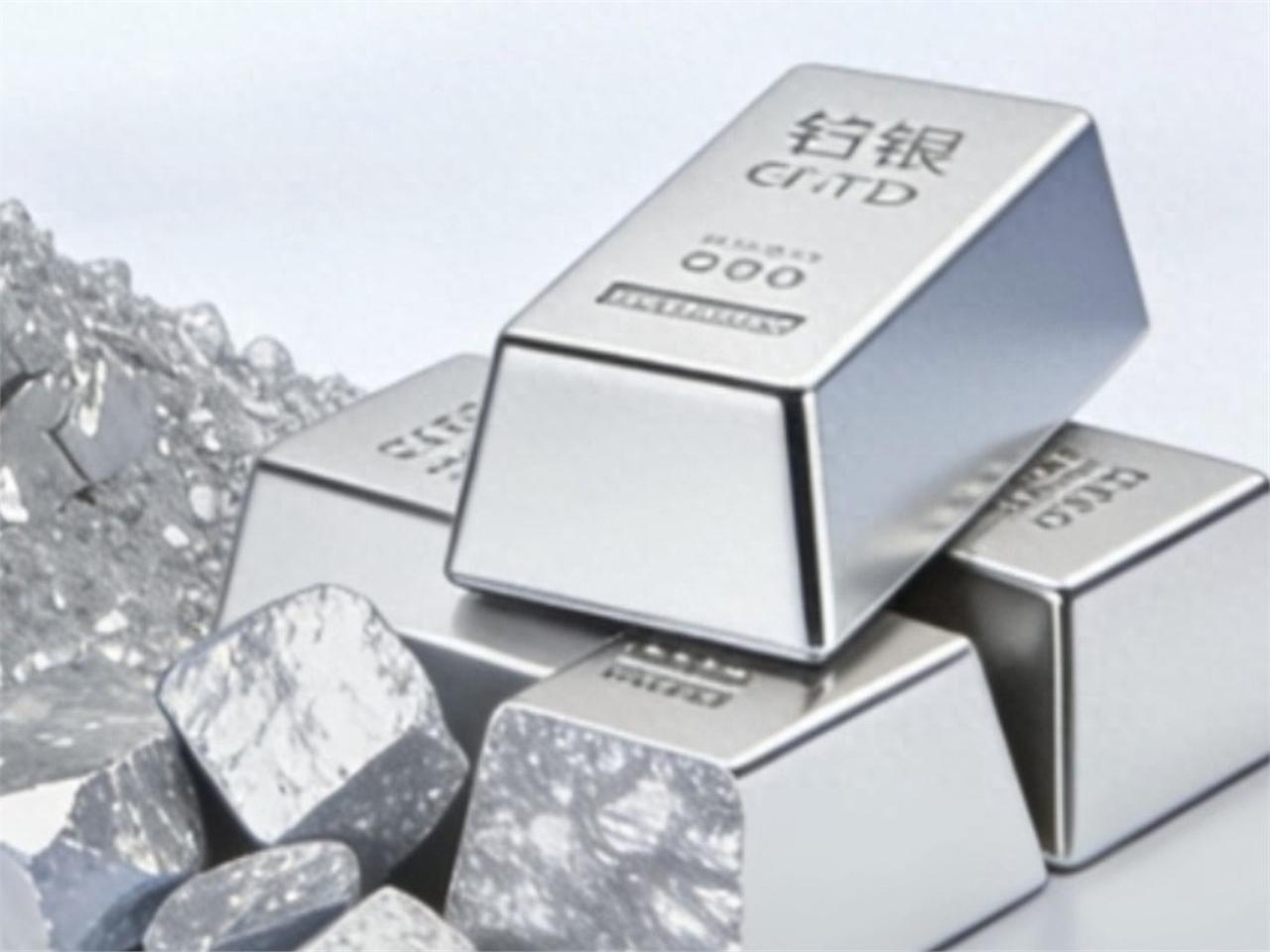 今天和一位老同学吃饭，他私下告诉我：“别看白银现在热闹，里面门道深了，一般人根本