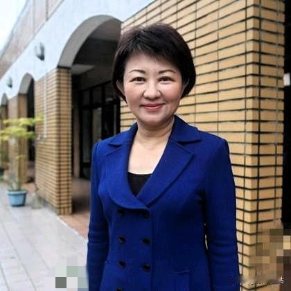 难怪卢秀燕面对绿营的挑衅、刁难一声不吭，甚至低头认怂，包括来自蓝营的批评声，也是