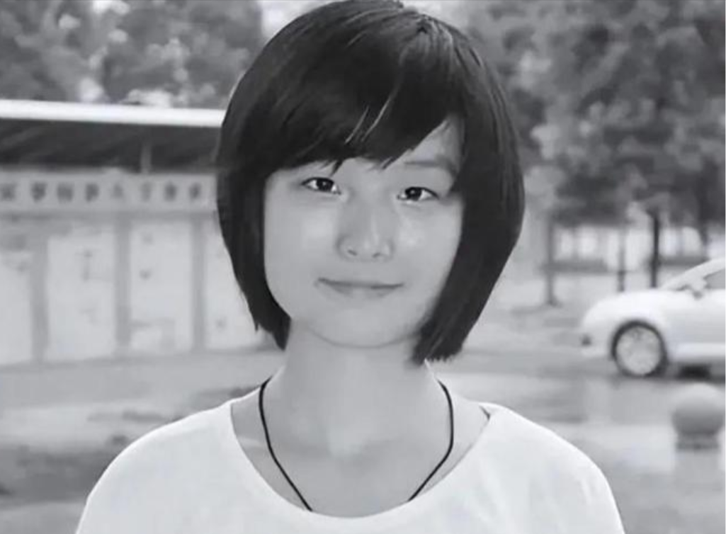 1999年湖北687分文科女状元戴柳，被父亲偷改志愿错失北大，戴柳下定决心从此在