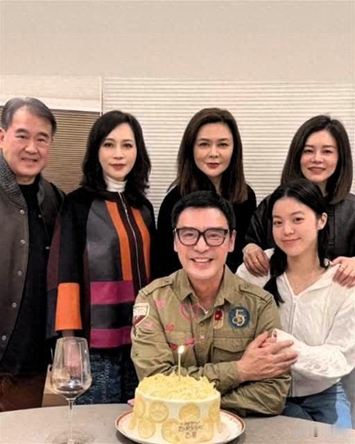 中国香港明星，钟镇涛庆祝七十一大寿，两个大美女露脸庆祝。只知道一个是关之琳，另一