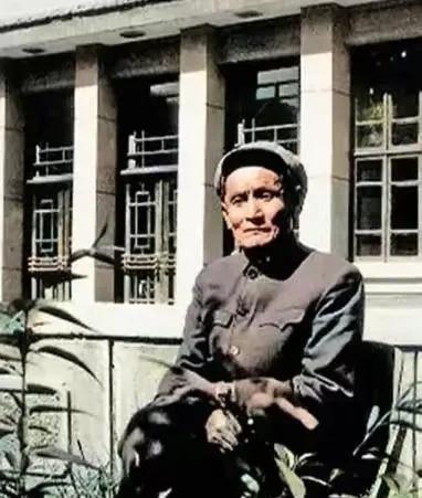 1973年，内蒙赤峰1供销社大门被撬，丢失大宗财物。警方侦查8天，一无所获。有位