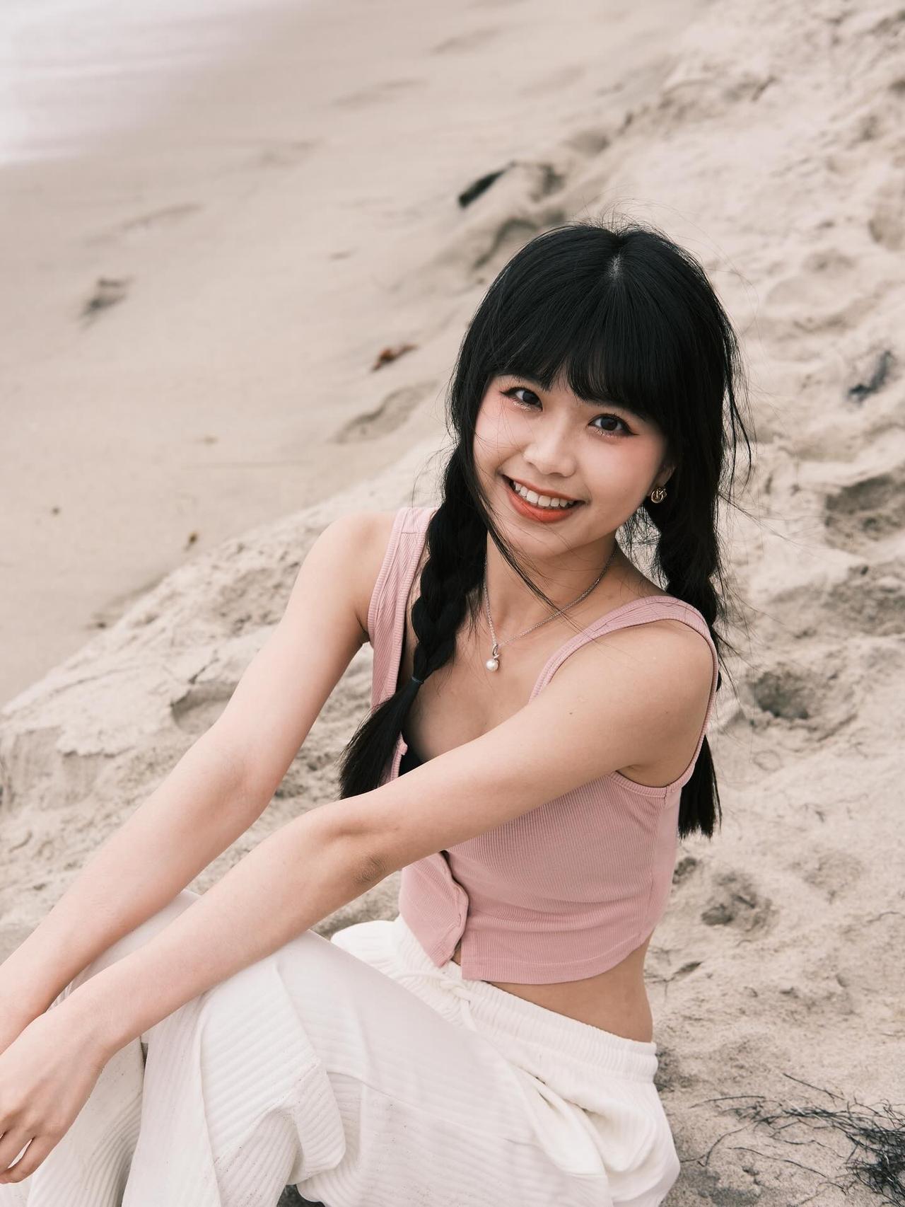 夏天该有的样子海边拍照美女清纯甜美双马尾