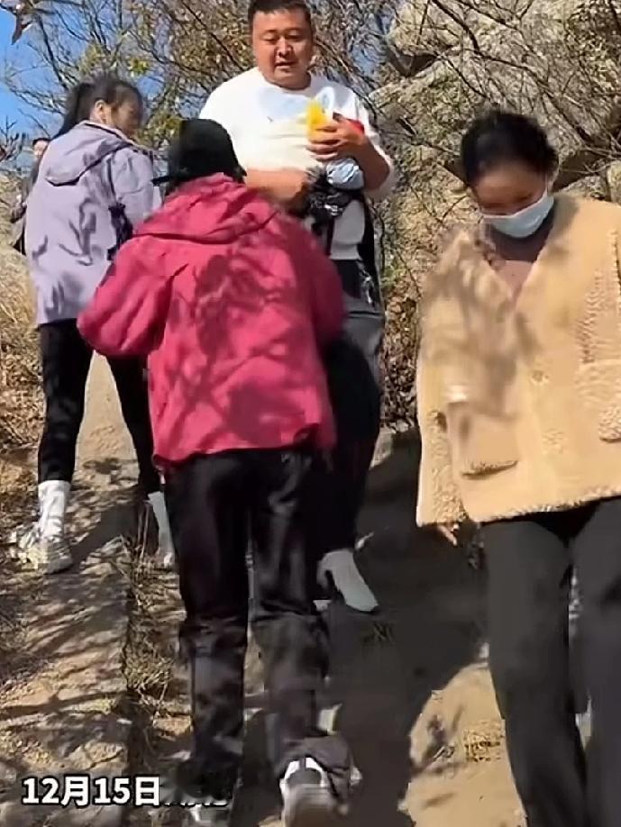 妻子刚坐完月子实在闷不住了，迫不及待的带上刚满月的孩子和丈夫一起爬山游玩，领略山