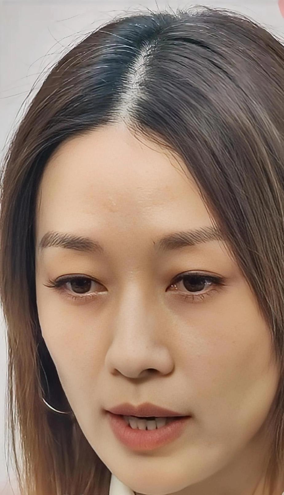 大明星马伊琍也全是白发了，所以普通人就不该纠结，老去都是常态，谁也不能例外！