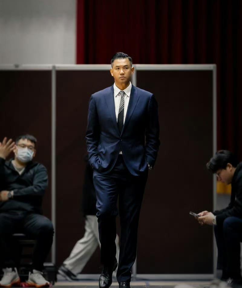 说实话，我个人觉得陈建州作为老公来说，还算是合格。范玮琪从出道就和他在一起，
