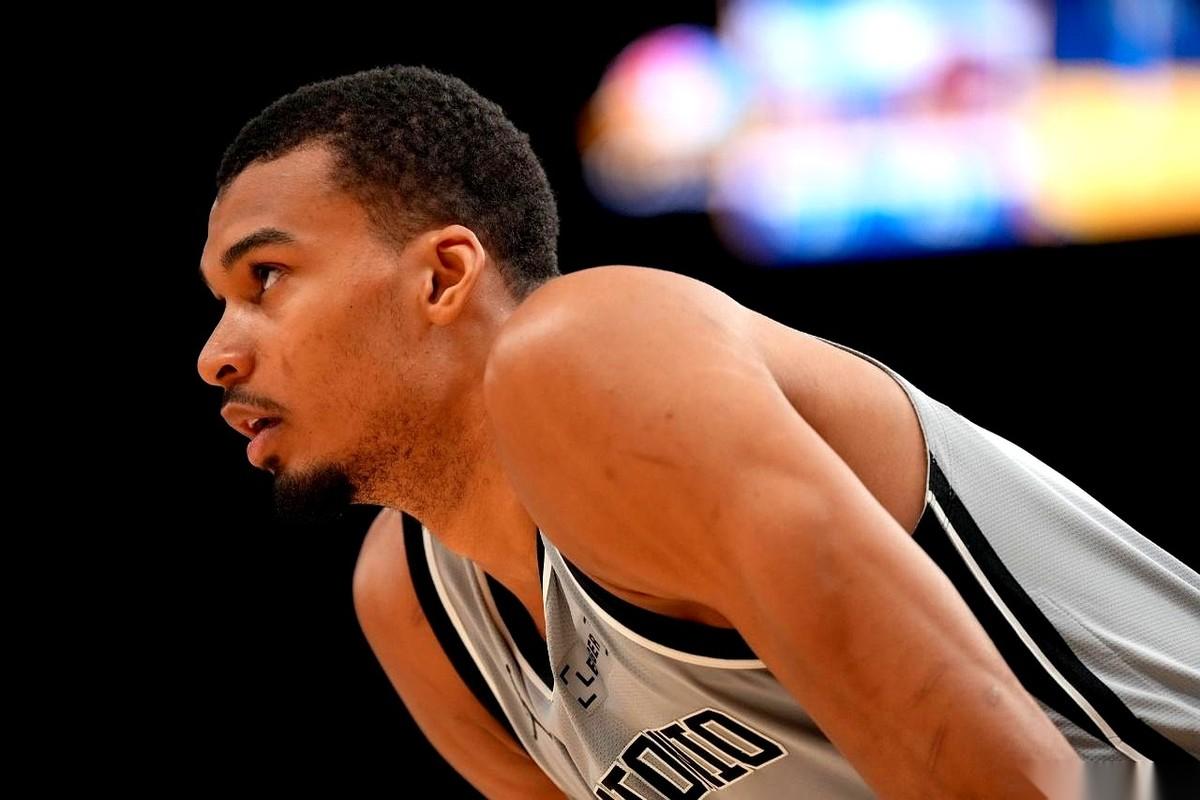 “文班亚马G4也不上！”消息一出，马刺队医这操作，直接看傻全联盟！...