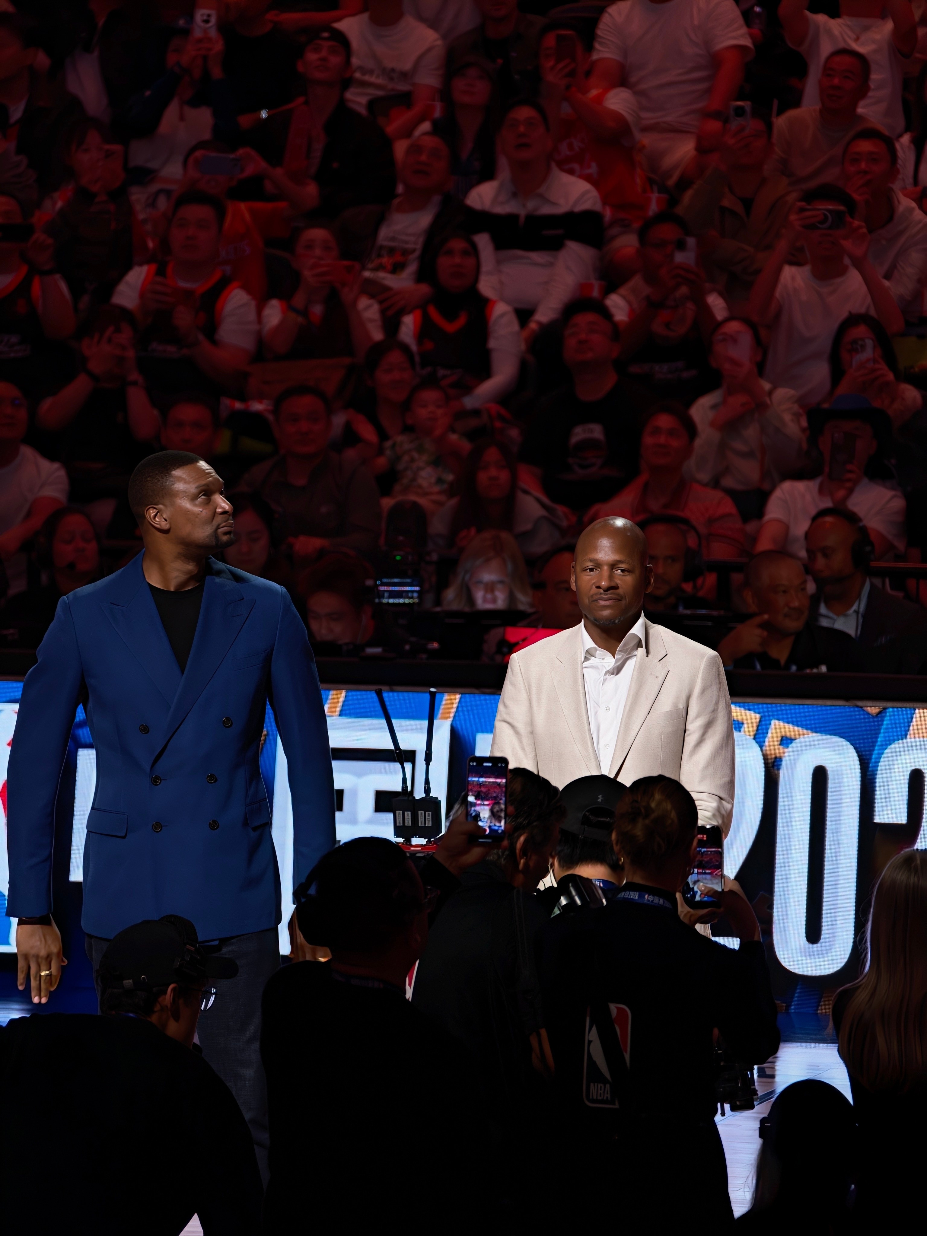 NBA中国赛场边，何尝不是星光熠熠。印象最深的是，一个节间火箭球员好几位去找成龙