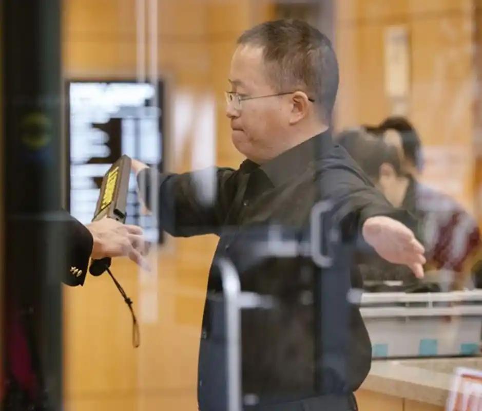 戴了9年电子脚镣，他无罪归国：美国锁住的芯片科学家，终于回家。2015年5月，洛