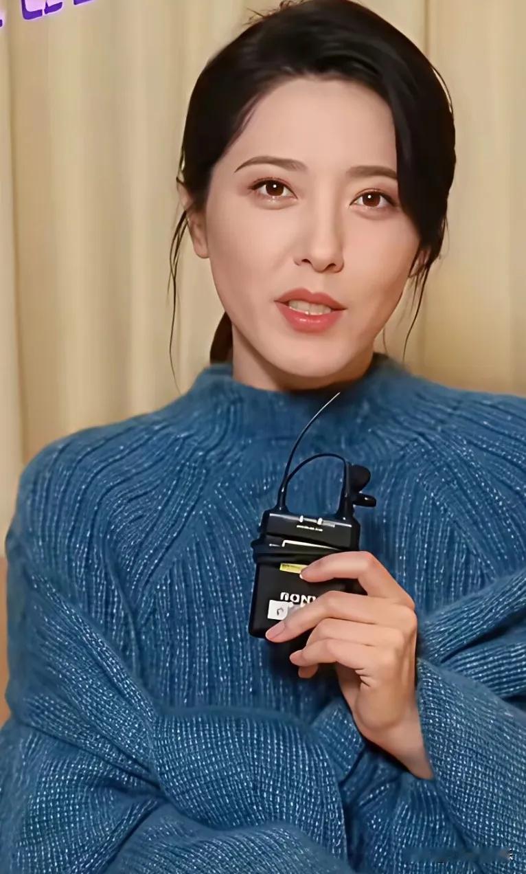 曾黎也太搞笑了！曾黎说:“搁清朝我得是格格”。她这是说自己是高贵的皇亲